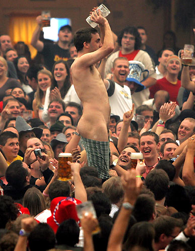 Nackt Auf Der Wiesn Nackt Auf Der Wiesn